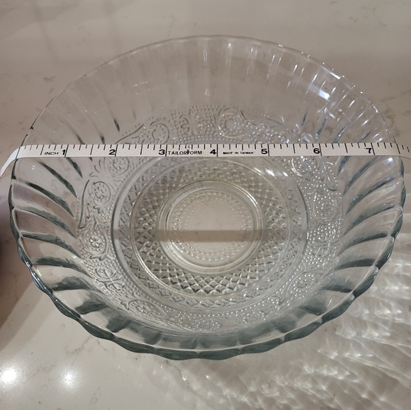 KIG Malaysia Fleur de Lis Pressed Glass Trellis Serving Vegetable Bowl 7 1/2" - Picture 2 of 5